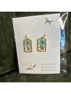 Zad Earrings Women's NWT Cottage Turquoise Dried Flower Rectangle Resin Earrings
